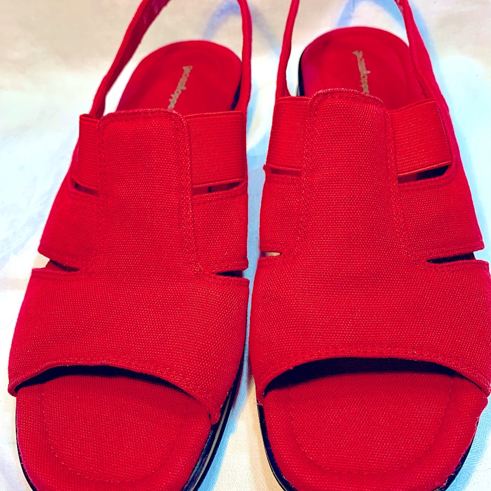 Women Grasshopper Sandals Red Cloth Heel Strap Padded Insoles sz 9M Comfortable